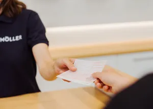 Übergabe eines Rezeptes